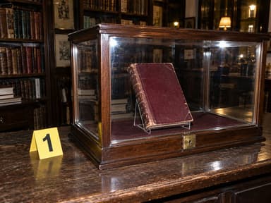 La vitrina de la librería, con el libro de tapas granates y un marcador de pruebas